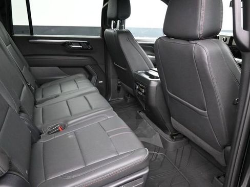 Used 2025 Chevrolet Suburban RST w/ Comfort Package AWD/4WD image 18