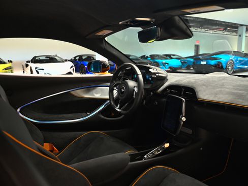 Used 2025 McLaren Artura RWD image 11
