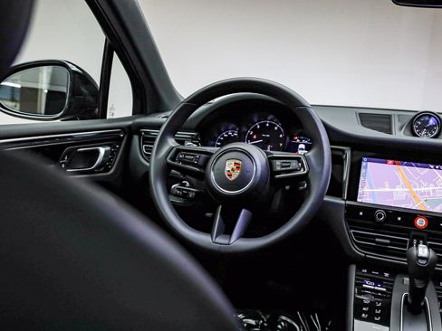 Certified 2025 Porsche Macan image 19