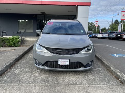 Used 2020 Chrysler Pacifica Limited w/ Advanced Safetytec Group FWD image 3