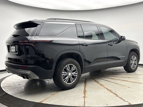 Used 2025 Chevrolet Traverse LT w/ Driver Confidence Package FWD image 5