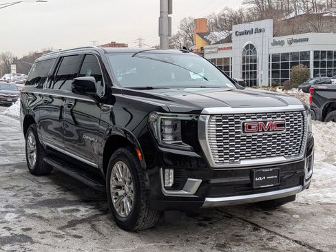 Used 2023 GMC Yukon XL Denali image 4
