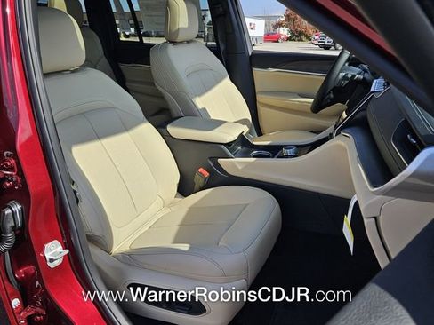 New 2025 Jeep Grand Cherokee Limited w/ Luxury Tech Group II image 17