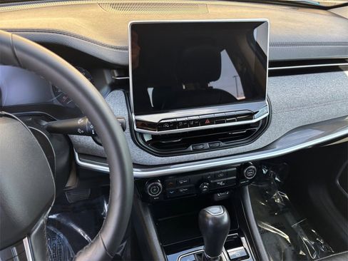 Used 2022 Jeep Compass Latitude image 12