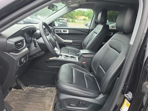 Used 2023 Ford Explorer XLT w/ Equipment Group 202A AWD/4WD image 18
