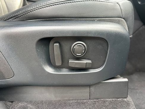 Used 2020 Land Rover Discovery SE image 28