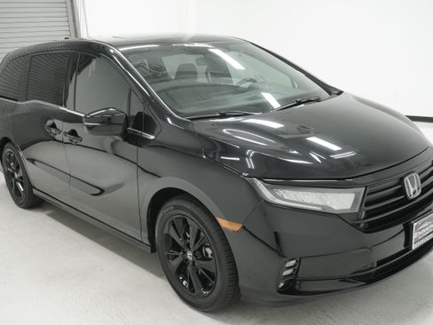 Used 2024 Honda Odyssey Sport image 3