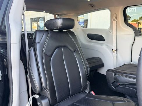 Used 2023 Chrysler Pacifica Touring-L image 20