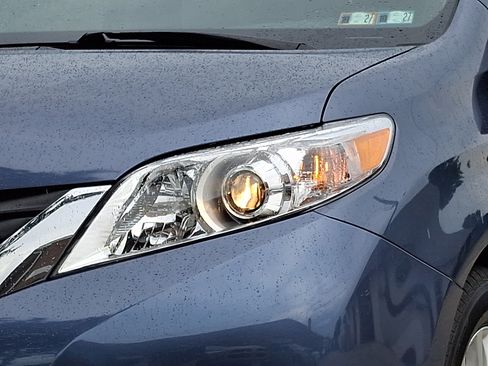 Used 2017 Toyota Sienna XLE Premium FWD image 9