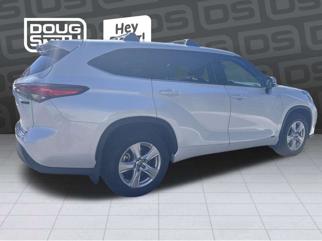 Used 2022 Toyota Highlander LE AWD/4WD image 3