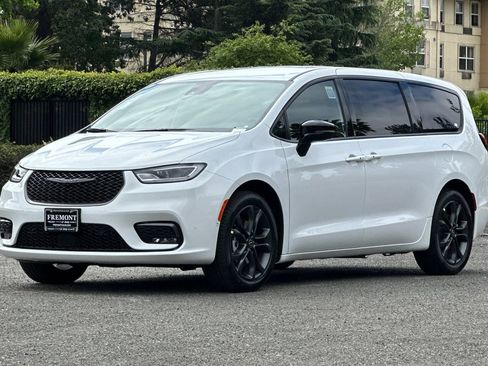 New 2026 Chrysler Pacifica Select FWD image 7