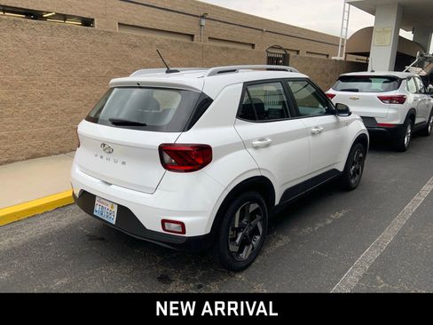 Used 2025 Hyundai Venue SEL FWD image 4
