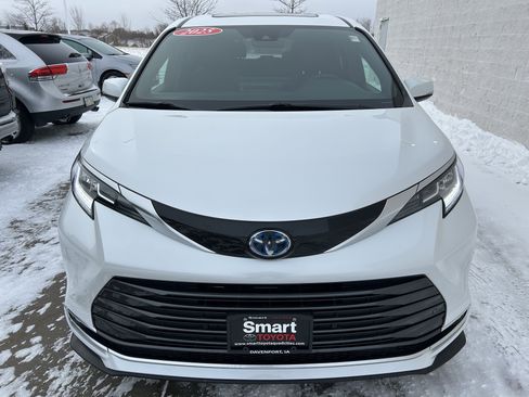 Used 2025 Toyota Sienna Limited image 2