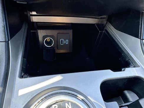Used 2023 Ford Explorer XLT AWD/4WD image 39