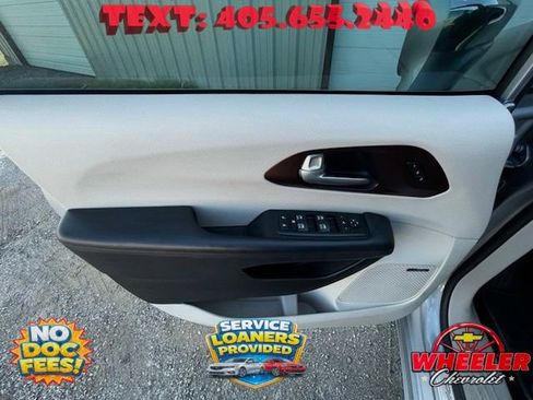Used 2017 Chrysler Pacifica Limited FWD image 9