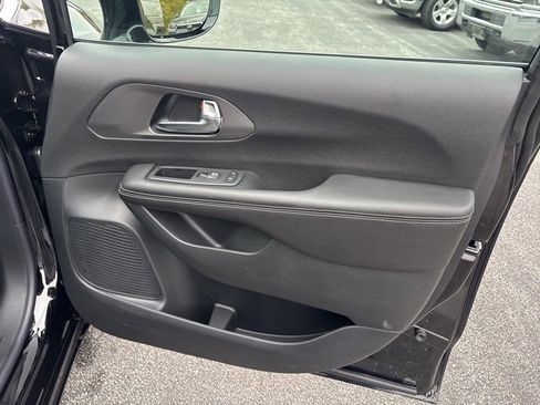 New 2026 Chrysler Pacifica Select image 14