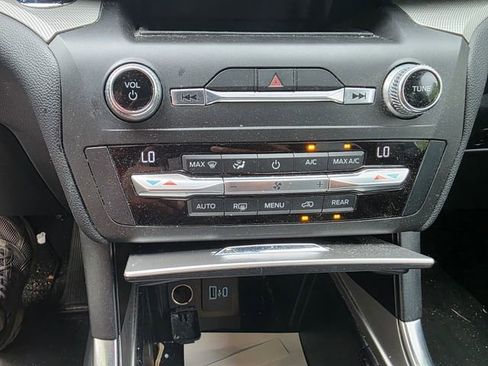 Used 2020 Ford Explorer XLT w/ Equipment Group 202A RWD image 11