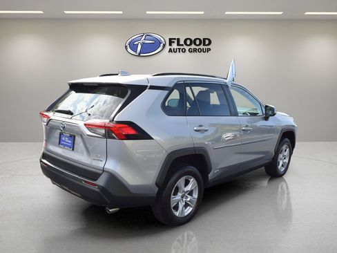 Used 2021 Toyota RAV4 LE w/ Carpet Mat Package (TMS) AWD/4WD image 4