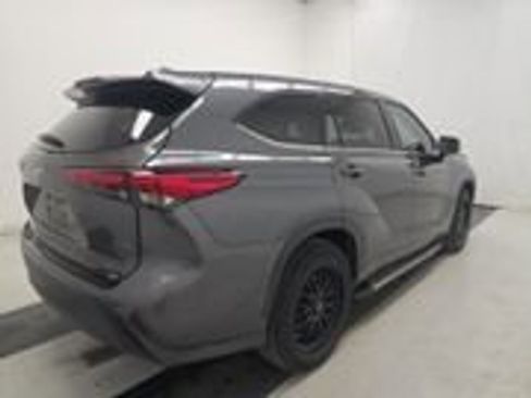 Used 2021 Toyota Highlander LE FWD image 4