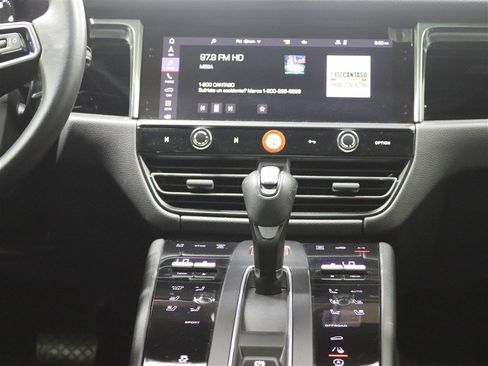 Used 2022 Porsche Macan AWD/4WD image 31