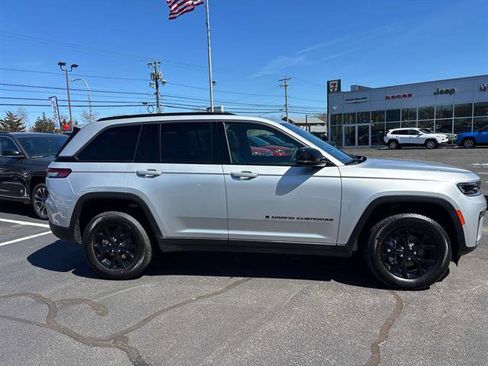 New 2026 Jeep Grand Cherokee Altitude image 2