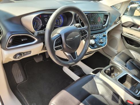 Used 2023 Chrysler Pacifica Touring-L FWD image 20
