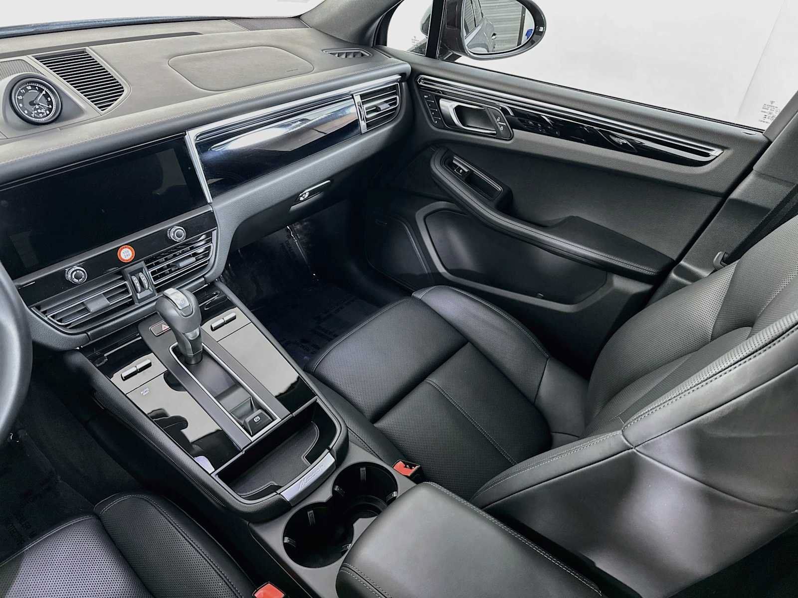 Certified 2026 Porsche Macan AWD/4WD image 25