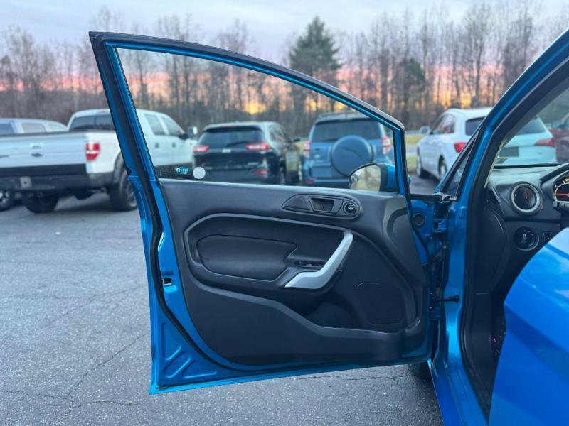 Used 2012 Ford Fiesta SE FWD image 9