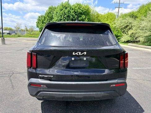 Used 2023 Kia Sorento LX FWD image 4