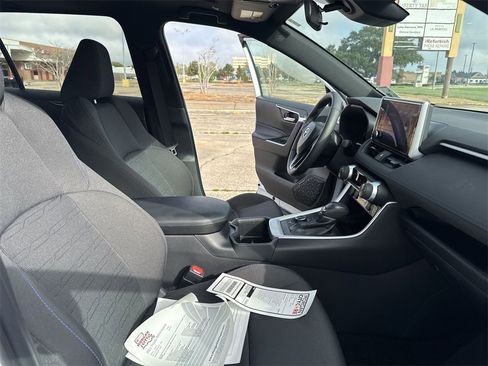 Used 2023 Toyota RAV4 SE image 31