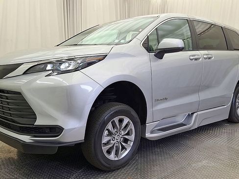 Used 2024 Toyota Sienna LE FWD image 10