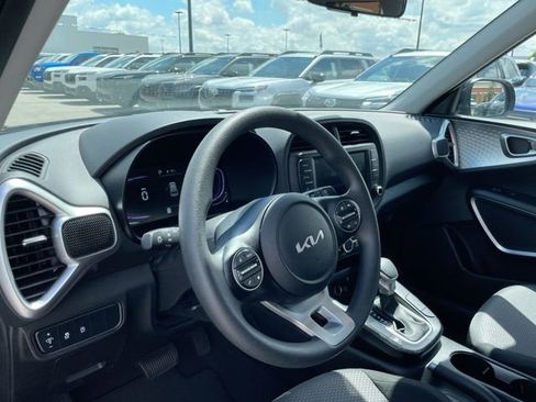 Used 2025 Kia Soul LX w/ LX Technology Package FWD image 9