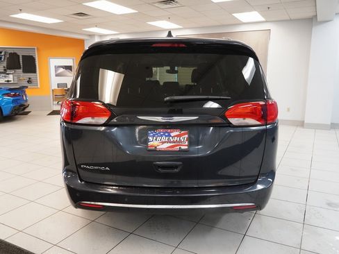 Used 2019 Chrysler Pacifica Touring-L image 8