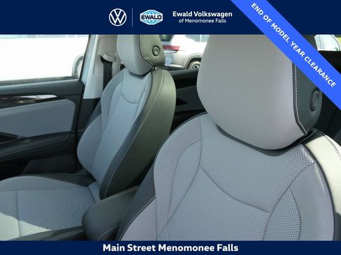 New 2025 Volkswagen Tiguan SE image 28