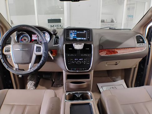 Used 2016 Chrysler Town & Country Touring image 30