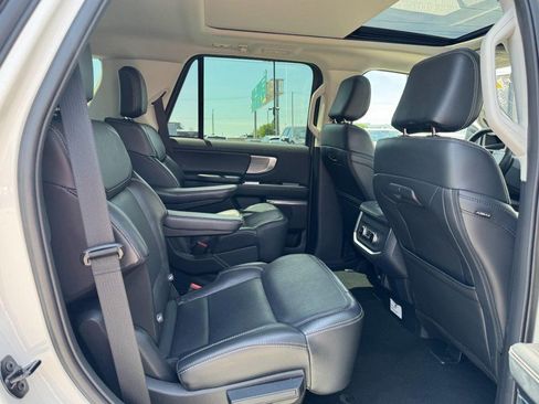 Used 2025 Ford Expedition Platinum AWD/4WD image 13
