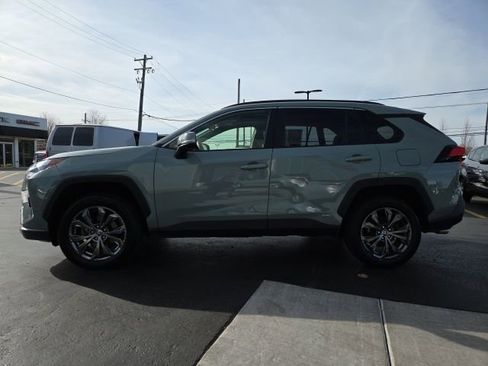 Used 2022 Toyota RAV4 XLE Premium image 4