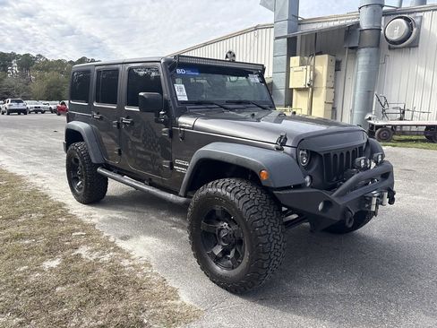 Used 2017 Jeep Wrangler Unlimited Sahara w/ Connectivity Group image 2