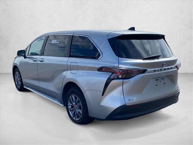 Used 2025 Toyota Sienna LE FWD image 7