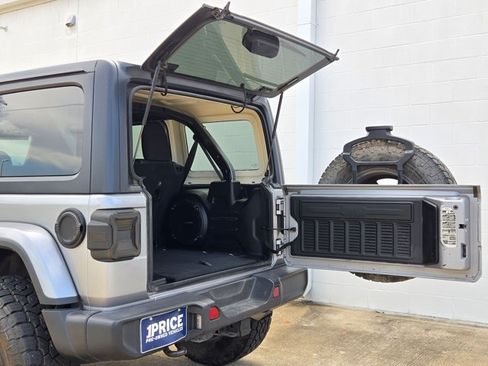 Used 2018 Jeep Wrangler Unlimited Sahara AWD/4WD image 19