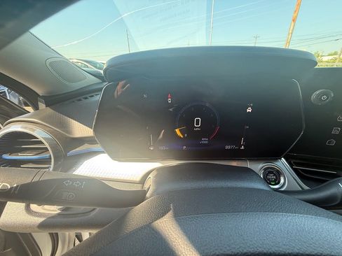 Used 2025 Chevrolet Trax LT w/ Sunroof Package image 17