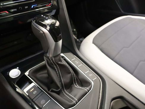 Used 2025 Volkswagen Taos SE w/ Panoramic Sunroof Package FWD image 9