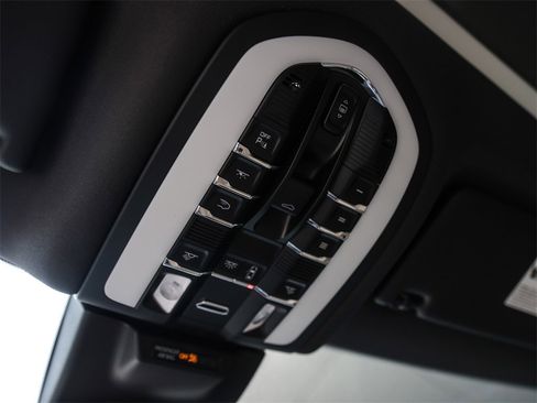 Used 2025 Porsche Macan image 28