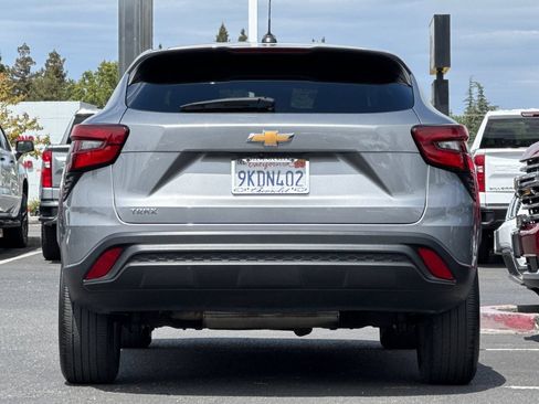Used 2024 Chevrolet Trax LS w/ LS Convenience Package FWD image 6
