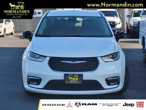 Used 2024 Chrysler Pacifica Limited FWD image 2