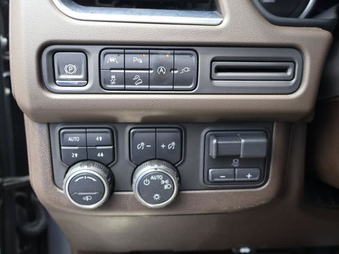 Used 2021 Chevrolet Tahoe Z71 w/ Z71 Off-Road Package AWD/4WD image 17