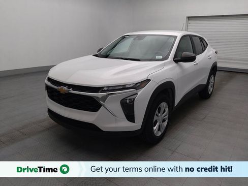 Used 2025 Chevrolet Trax LS FWD image 1