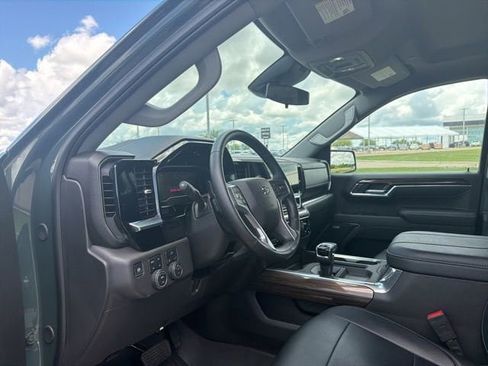 Used 2025 Chevrolet Silverado 1500 LT Trail Boss w/ Convenience Package II AWD/4WD image 9