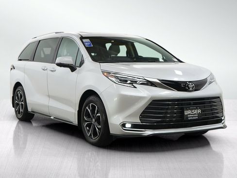 Used 2026 Toyota Sienna Platinum AWD/4WD image 7