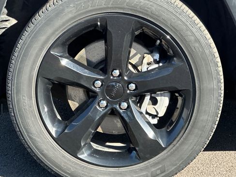 Used 2023 Jeep Grand Cherokee L Laredo image 27